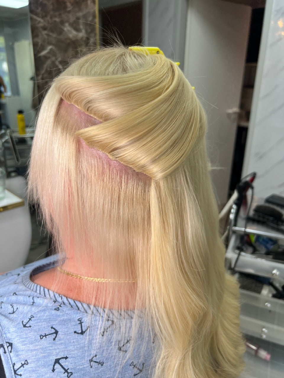 Blonde Tressen, die wir am Haaransatz frisch hochgesetzt haben