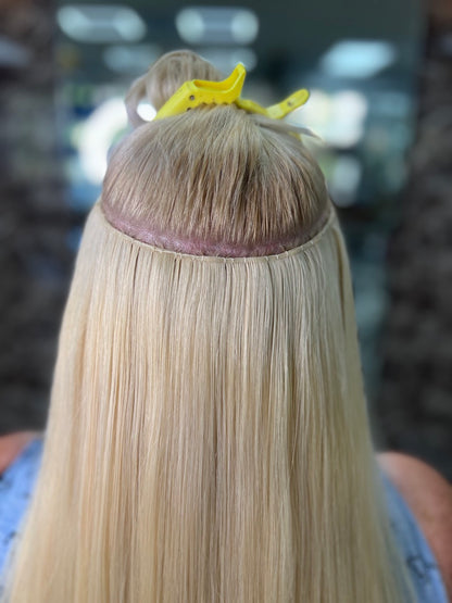 Blonde Genius Weft Tressen, die wir am Hinterkopf eingearbeitet haben