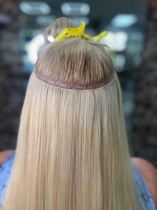 Blonde Genius Weft Tressen, die wir am Hinterkopf eingearbeitet haben