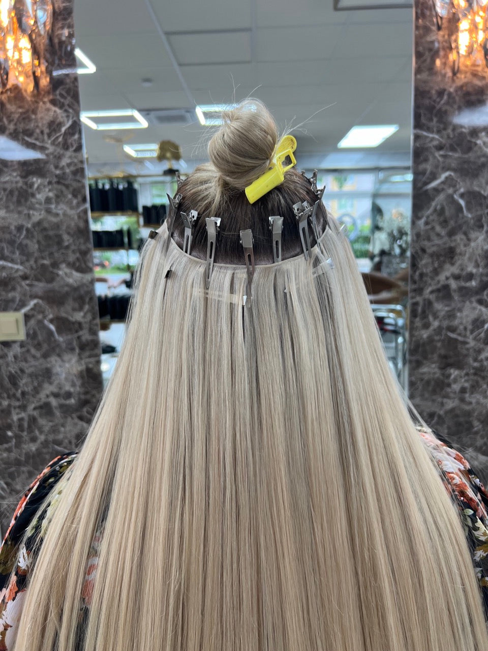 Hellblonde Tressen beim Einarbeiten in unserem Salon